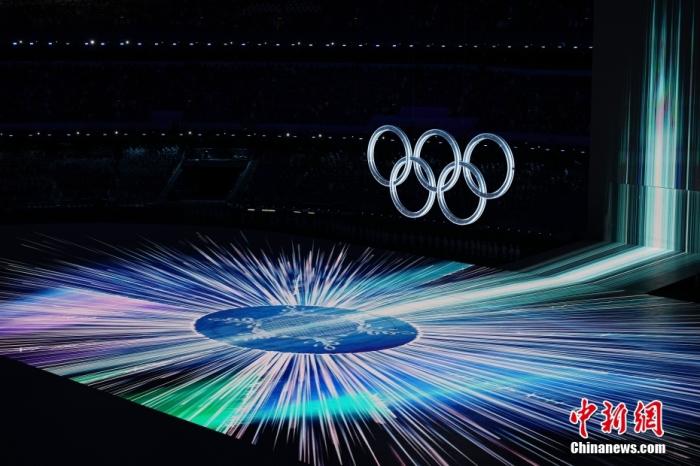 2月4日晚，第二十四届冬季奥林匹克运动会开幕式在北京国家体育场举行。图为开幕式上的“构建一朵雪花”环节。 中新社记者 崔楠 摄