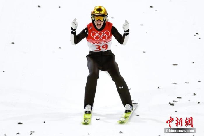 2月5日，北京2022年冬奥会跳台滑雪女子个人标准台比赛在国家跳台滑雪中心进行，斯洛文尼亚选手乌尔萨·博加塔伊以总分239的成绩获得冠军，这是北京冬奥会国家跳台滑雪中心的首块金牌。图为乌尔萨·博加塔伊在比赛后庆祝。