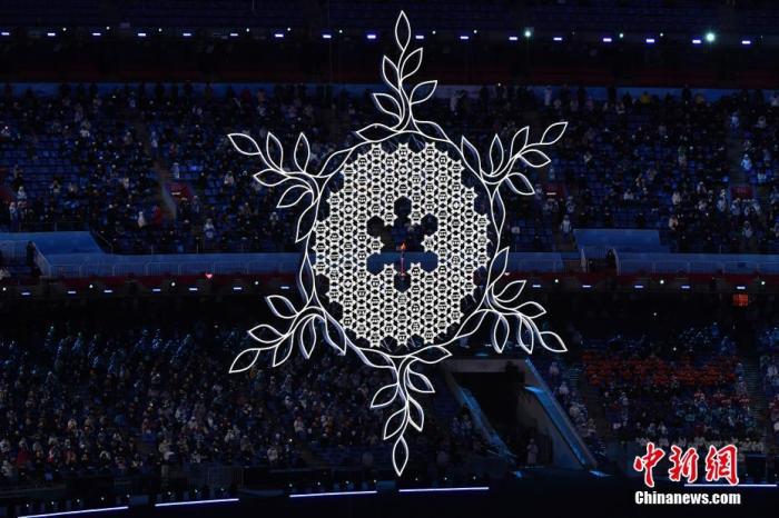 2月4日晚，第二十四届冬季奥林匹克运动会开幕式在北京国家体育场举行。图为主火炬。 中新社记者 李骏 摄  