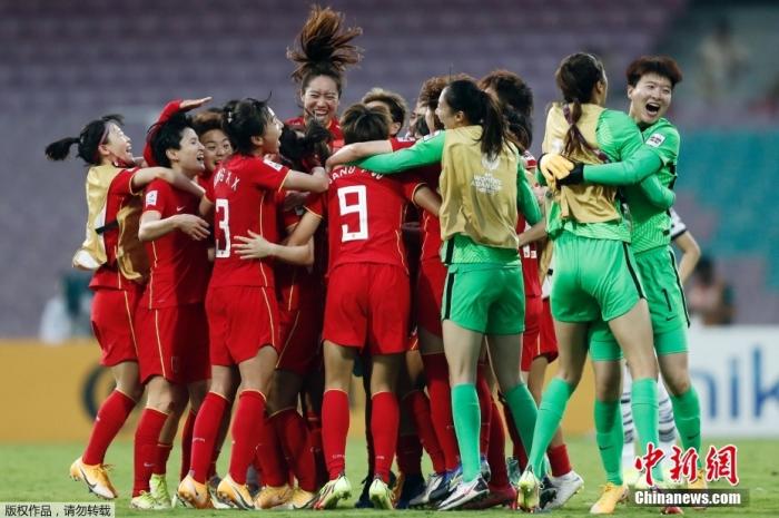 2月6日晚，中国女足3:2逆转韩国女足夺得亚洲杯冠军。比赛中，韩国队先入两球，下半场唐佳丽、张琳艳4分钟内连入两球扳平比分。第93分钟，肖裕仪打进绝杀球。这是中国女足第9次夺得亚洲杯冠军。图为中国女足队员庆祝胜利。