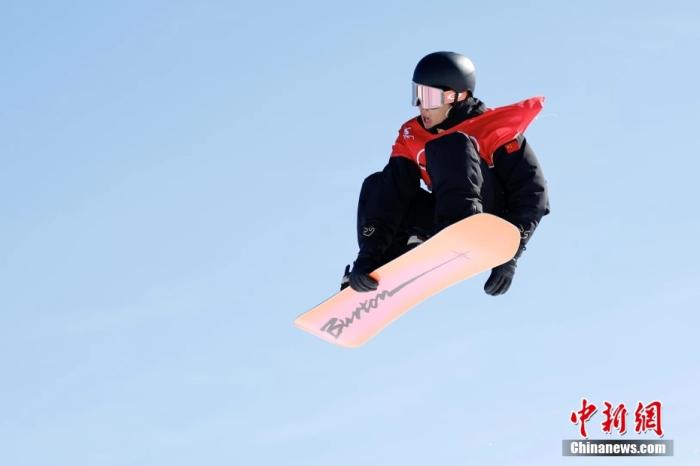 2月6日，北京冬奥会单板滑雪男子坡面障碍技巧资格赛开赛，中国小将苏翊鸣首次亮相冬奥赛场。第28名出场的他展现出极佳的竞技状态，首轮资格赛便取得86.8的高分，历史性闯入该项目决赛。