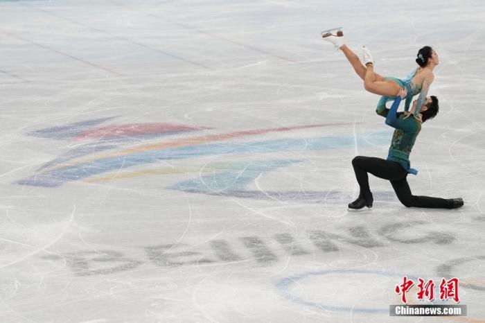 2月7日，北京2022年冬奥会花样滑冰团体赛冰上舞蹈自由舞比赛在首都体育馆举行。中国冰舞组合王诗玥/柳鑫宇身着“青山绿水”比赛服惊艳众人。男伴的衣衫绘有“青峰叠嶂”，女伴的一袭水蓝色裙宛如“浮云绿水”。中新社记者 崔楠 摄