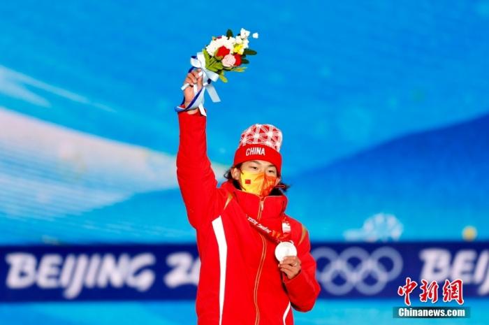 2月7日，北京2022年冬奥会单板滑雪男子坡面障碍技巧奖牌颁发仪式在张家口赛区颁奖广场举行。图为获得亚军的中国选手苏翊鸣在奖牌颁发仪式上。 中新社记者 富田 摄