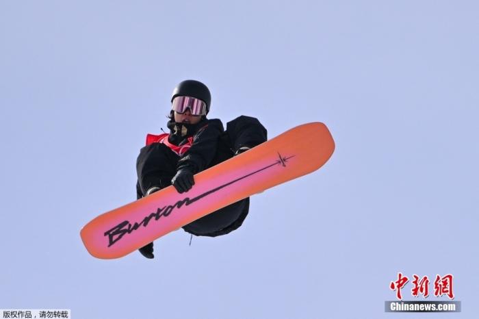 2月7日，北京冬奥会单板滑雪男子坡面障碍技巧决赛，17岁中国小将苏翊鸣获得银牌创造历史，收获了中国体育代表团冬奥会历史上的首枚单板滑雪奖牌。