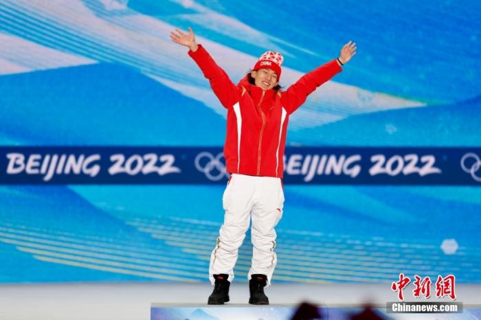 中国选手苏翊鸣在奖牌颁发仪式上。 中新社记者 富田 摄