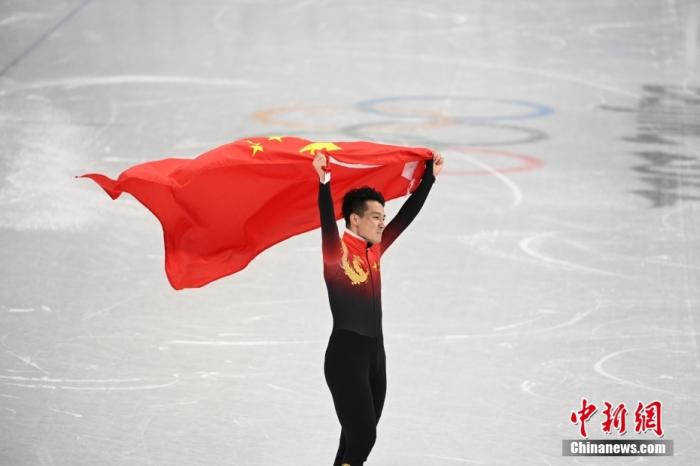 在2月7日晚进行的北京冬奥会短道速滑男子1000米决赛中，中国选手任子威率先撞线，获得冠军。另外两位进入到决赛中的中国选手李文龙、武大靖分列第二和第四。图为任子威庆祝胜利。 中新社记者 毛建军 摄