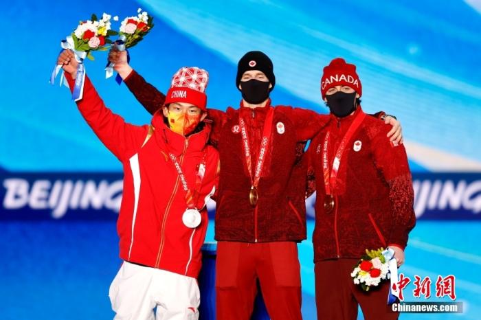 2月7日，北京2022年冬奥会单板滑雪男子坡面障碍技巧奖牌颁发仪式在张家口赛区颁奖广场举行。图为获得冠军的加拿大选手马克斯·帕罗特（中），获得亚军的中国选手苏翊鸣（左）和获得季军的加拿大选手马克·麦克莫里斯在奖牌颁发仪式上。 中新社记者 富田 摄
