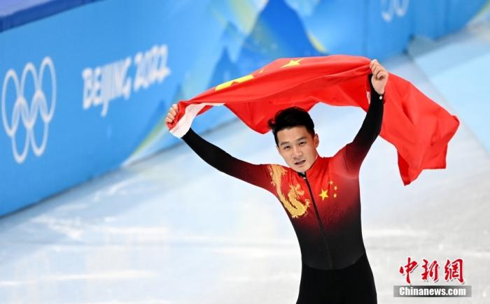 在2月7日晚进行的北京冬奥会短道速滑男子1000米决赛中，中国选手任子威率先撞线，获得冠军。另外两位进入到决赛中的中国选手李文龙、武大靖分列第二和第四。图为任子威庆祝胜利。 中新社记者 毛建军 摄