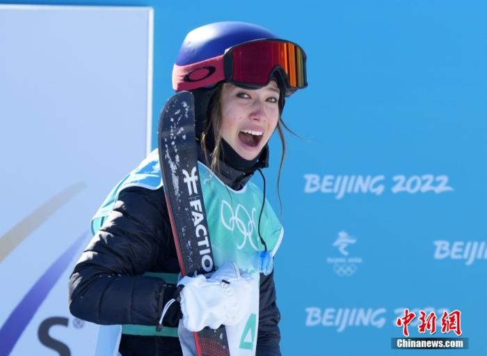 2月8日，在北京首钢滑雪大跳台举行的北京2022年冬奥会自由式滑雪女子大跳台决赛中，中国选手谷爱凌夺得冠军。 中新社记者 毛建军 摄
