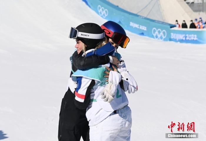 2月8日，在北京首钢滑雪大跳台举行的北京2022年冬奥会自由式滑雪女子大跳台决赛中，中国选手谷爱凌夺得冠军。赛后，谷爱凌与获得亚军的法国选手泰丝·勒德拥抱。 中新社记者 毛建军 摄