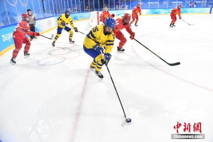 2月7日，在五棵松体育中心举行的北京2022年冬奥会女子冰球小组赛中，中国队（红）不敌瑞典队（黄）。图为比赛现场。中新社记者 李骏 摄