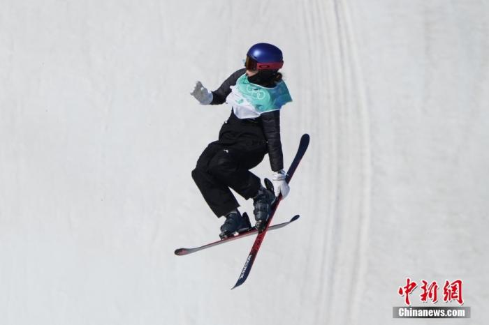 2月8日，北京冬奥会自由式滑雪女子大跳台决赛在首钢滑雪大跳台进行，12名顶尖选手参与角逐。经过3轮较量，中国选手谷爱凌以总成绩188.25分获得冠军。中新社记者 毛建军 摄