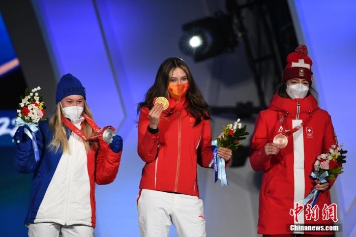 2月8日晚，北京冬奥会自由式滑雪女子大跳台颁奖仪式在北京颁奖广场举行，中国选手谷爱凌获得冠军(中)，法国选手泰丝·勒德获得亚军(左)，瑞士选手玛蒂尔德·格雷莫德获得季军(右)。图为三位选手在颁奖仪式上。 中新社记者 李骏 摄
