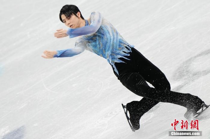 2月8日，北京冬奥会花样滑冰男子单人滑短节目比赛在首都体育馆举行，日本名将羽生结弦排在第21位出场并获得95.15分，这是他在北京冬奥会的“首秀”。 中新社记者 崔楠 摄