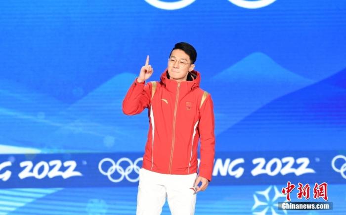 2月8日晚，短道速滑男子1000米颁奖仪式在北京颁奖广场举行。图为冠军中国选手任子威在颁奖仪式上。 中新社记者 李骏 摄