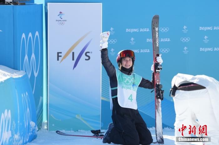 2月8日，北京冬奥会自由式滑雪女子大跳台决赛在首钢滑雪大跳台进行，12名顶尖选手参与角逐。经过3轮较量，中国选手谷爱凌以总成绩188.25分获得冠军。得知夺冠后谷爱凌跪地哭泣。中新社记者 毛建军 摄