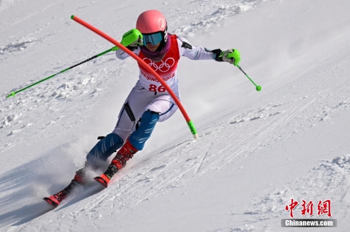 2月9日，中国香港选手金和晓在比赛中。当日，北京2022年冬奥会高山滑雪女子回转比赛在延庆国家高山滑雪中心举行。 中新社记者 何蓬磊 摄