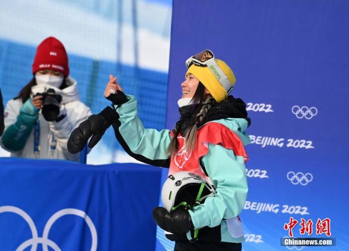 2月9日，北京2022年冬奥会单板滑雪女子U型场地技巧资格赛在张家口云顶滑雪公园进行，中国选手刘佳宇排名第七，晋级决赛。 中新社记者 翟羽佳 摄