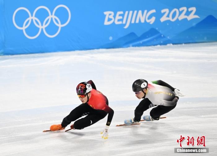 2月9日，北京2022年冬奥会短道速滑项目男子1500米四分之一决赛在首都体育馆举行。图为中国选手任子威(左)、匈牙利选手刘少昂在比赛中。 中新社记者 毛建军 摄