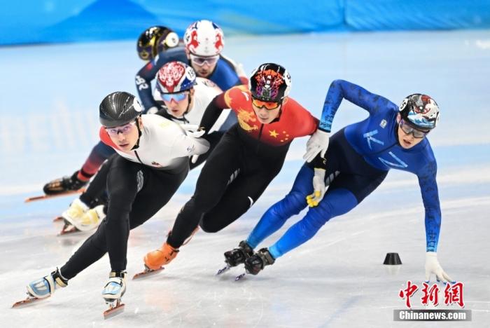 2月9日，北京冬奥会短道速滑男子1500米半决赛第3组，中国选手任子威被判手臂阻挡犯规，无缘晋级决赛。图为中国选手任子威（右二）在比赛中。 中新社记者 毛建军 摄