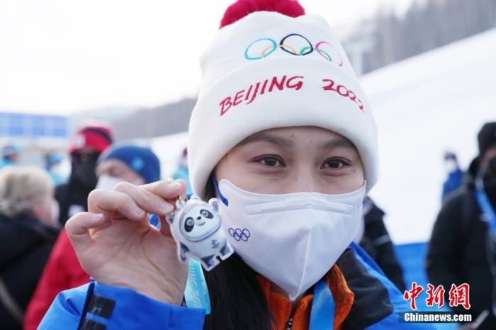 2月10日，北京2022年冬奥会单板滑雪女子U型场地技巧决赛在张家口云顶滑雪公园举行，国际奥委会委员、中国速度滑冰奥运冠军张虹展示一枚冰墩墩纪念品，她将这枚冰墩墩赠送给了前来观赛的国际奥委会主席巴赫。 <a target='_blank'  data-cke-saved-href='/' href='/'>中新社</a>记者 毛建军 摄