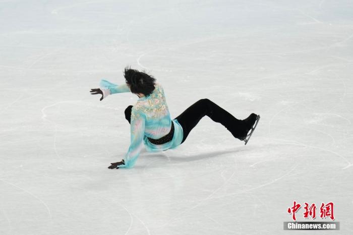 2月10日，北京冬奥会花样滑冰男子单人滑自由滑比赛中，尽管日本名将羽生结弦在挑战阿克塞尔四周跳(4A)时未能成功，但他还是完成了整套动作。至此，羽生结弦以总分283.21分结束了在北京冬奥会上的全部比赛。中新社记者 崔楠 摄