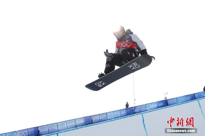 2月10日，北京2022年冬奥会单板滑雪女子U型场地技巧决赛在张家口云顶滑雪公园举行。美国选手克洛伊·金夺得该项目金牌。图为美国选手克洛伊·金在比赛中。 中新社记者 富田 摄