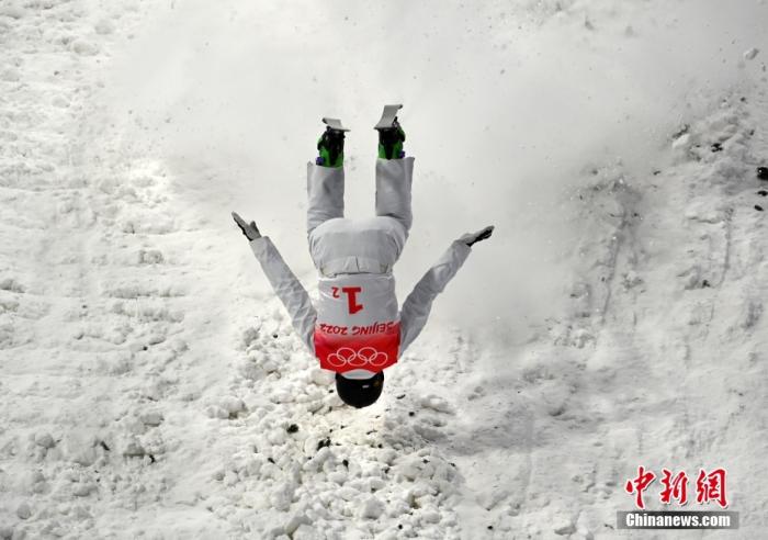 2月10日晚，北京2022年冬奥会自由式滑雪空中技巧混合团体决赛在张家口云顶滑雪公园进行，中国队夺得亚军。图为中国队选手贾宗洋比赛中出现失误。 中新社记者 翟羽佳 摄