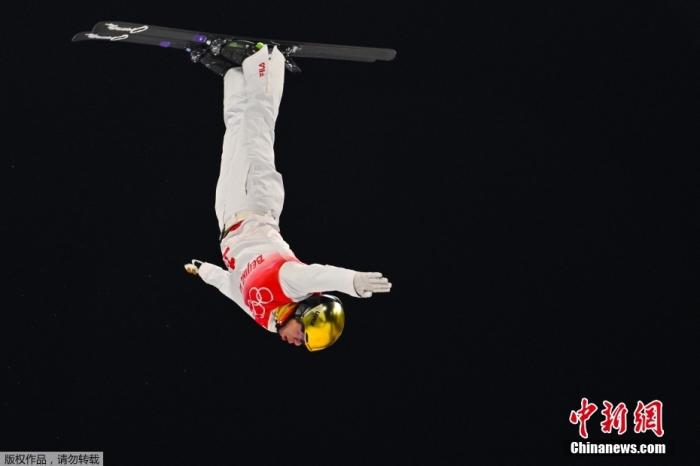 在2月10日进行的北京冬奥会自由式滑雪空中技巧混合团体决赛中，由徐梦桃、齐广璞、贾宗洋组成的中国队获得银牌。图为贾宗洋在比赛中。