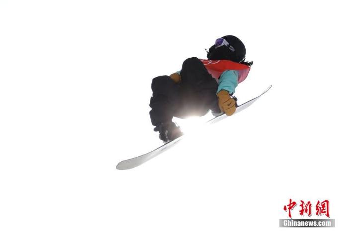 2月10日，北京2022年冬奥会单板滑雪女子U型场地技巧决赛在张家口云顶滑雪公园举行。中国选手蔡雪桐排名第四。图为中国选手蔡雪桐在比赛中。 中新社记者 富田 摄