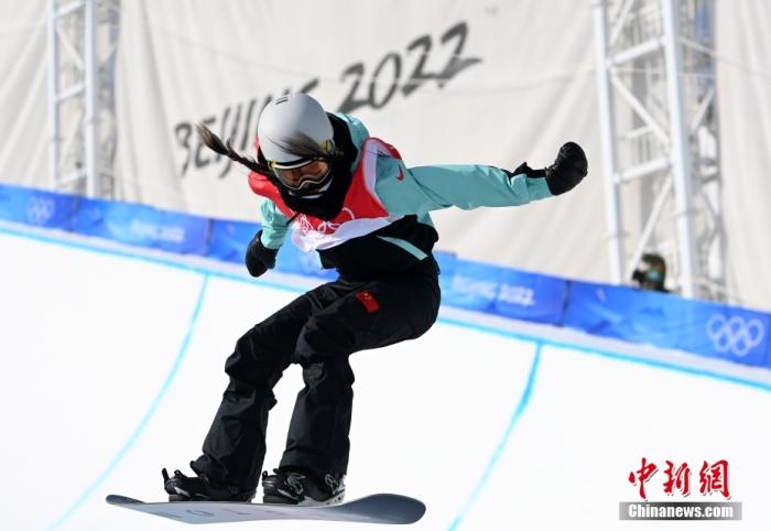 2月10日，北京2022年冬奥会单板滑雪女子U型场地技巧决赛在张家口云顶滑雪公园进行，中国选手刘佳宇排名第八。图为刘佳宇在比赛中。 中新社记者 翟羽佳 摄