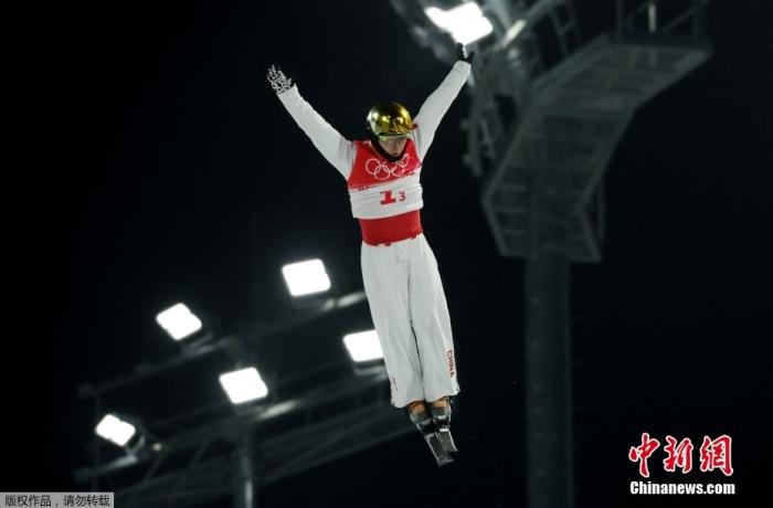 在2月10日进行的北京冬奥会自由式滑雪空中技巧混合团体决赛中，由徐梦桃、齐广璞、贾宗洋组成的中国队获得银牌。图为齐广璞在比赛中。