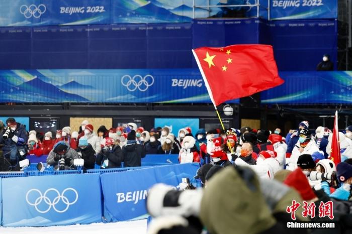 2月10日，北京2022年冬奥会自由式滑雪空中技巧混合团体决赛在张家口赛区举行。图为中国队教练组场边助威。 中新社记者 富田 摄