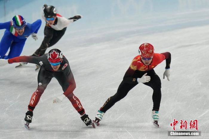 2月11日，加拿大队选手帕斯卡尔·戴恩(右二)与中国队选手李文龙(右一)冰刀接触瞬间。当日，北京2022年冬奥会短道速滑项目男子5000米接力半决赛在首都体育馆举行。中国队成功晋级决赛。 中新社记者 崔楠 摄