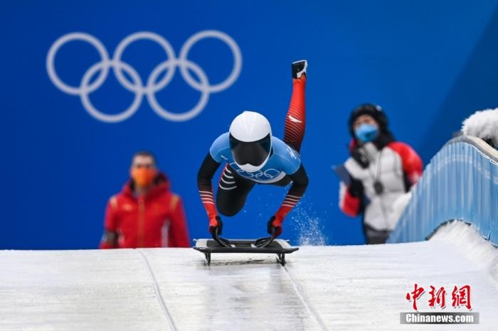 2月11日，北京2022年冬奥会女子钢架雪车项目比赛在国家雪车雪橇中心举行。图为中国选手赵丹在比赛中。 中新社记者 何蓬磊 摄