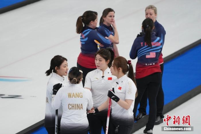 2月11日，双方选手在赛场上。当日，在北京国家游泳中心“冰立方”举行的北京冬奥会冰壶女子循环赛比赛中，中国队4:8负于美国队。 中新社记者 毛建军 摄