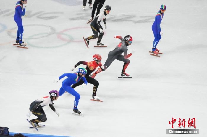 2月11日，北京2022年冬奥会短道速滑男子5000米接力半决赛在首都体育馆举行。图为中国选手武大靖(前左三)在比赛中。 中新社记者 毛建军 摄