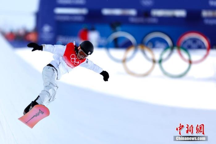 2月11日，日本选手平野步梦在比赛中。当日，北京2022年冬奥会单板滑雪男子U型场地技巧决赛在张家口云顶滑雪公园举行。日本选手平野步梦夺冠。 中新社记者 富田 摄