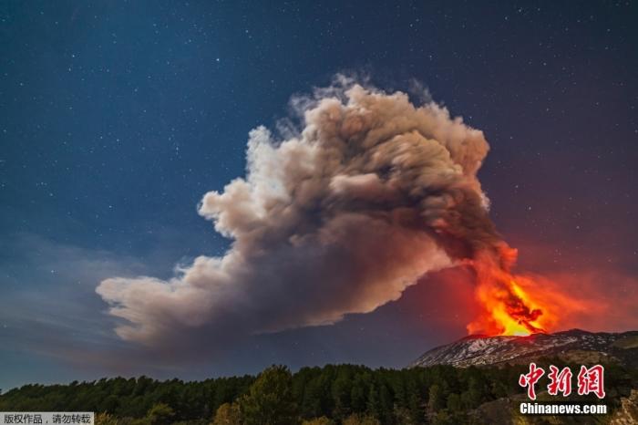 当地时间2月10日，意大利埃特纳火山喷发，岩浆喷涌而出，巨型烟柱直冲天际。