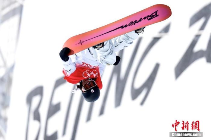 2月11日，日本选手平野步梦在比赛中。当日，北京2022年冬奥会单板滑雪男子U型场地技巧决赛在张家口云顶滑雪公园举行。日本选手平野步梦夺冠。 中新社记者 富田 摄