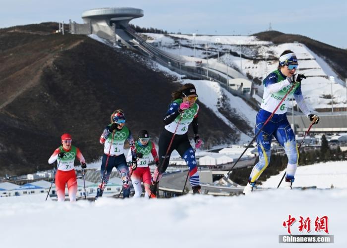 2月12日下午，北京2022年冬奥会越野滑雪女子4×5公里接力比赛在国家越野滑雪中心举行，俄罗斯奥委会队、德国队、瑞典队分获冠、亚、季军。图为比赛现场。 中新社记者 翟羽佳 摄