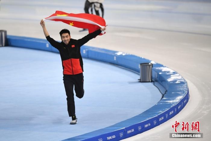 2月12日，北京2022年冬奥会速度滑冰男子500米决赛在国家速滑馆“冰丝带”举行。中国选手高亭宇以34.32秒的成绩打破奥运会纪录，夺得冠军。这是中国首次在冬奥会速度滑冰男子项目获得金牌。图为高亭宇庆祝胜利。 中新社记者 李骏 摄