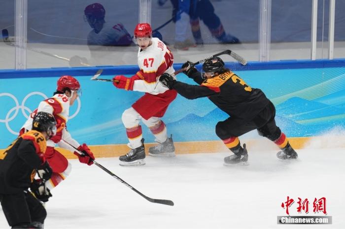 2月12日，北京2022年冬奥会男子冰球小组赛在北京国家体育馆举行。中国队（白）以2:3负于德国队。 中新社记者 崔楠 摄