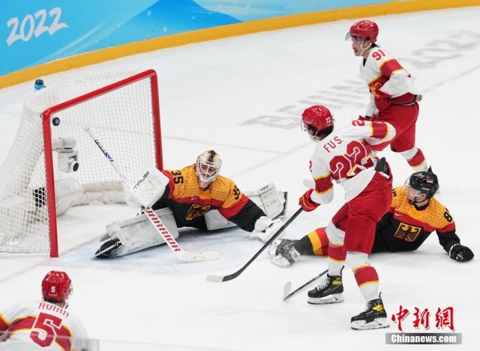 2月12日，北京2022年冬奥会男子冰球小组赛在北京国家体育馆举行。中国队(白)以2:3负于德国队。 中新社记者 崔楠 摄