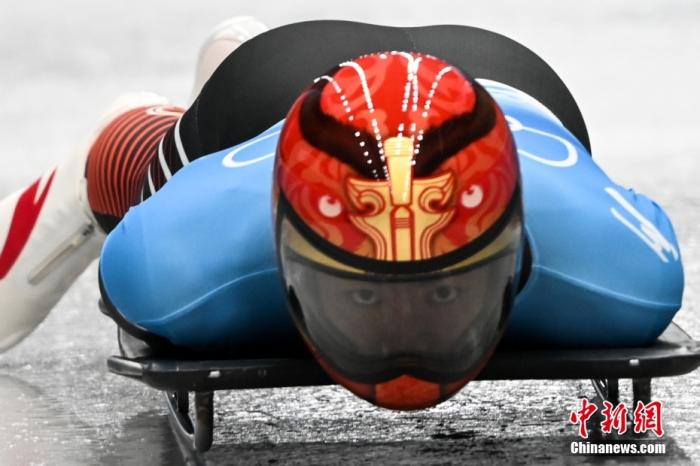 2月11日晚举行的北京冬奥会男子钢架雪车比赛中，中国选手殷正位列第5，并以4.58秒刷新了“雪游龙”男子钢架雪车赛道出发纪录。他的中国风头盔也引发媒体的关注。赛后，殷正告诉记者他的头盔名为“游龙虎冠”。“游龙”是因为国家雪车雪橇中心赛道又名“雪游龙”，而“虎冠”则是因为头盔上的花纹形似三国时期吕布佩戴的头饰，另外今年恰逢虎年，头盔上还有老虎的暗纹。殷正表示，头盔是由一位中国本土设计师参与设计，目的是为了在冬奥赛场上展示中国文化。中新社记者 何蓬磊 摄