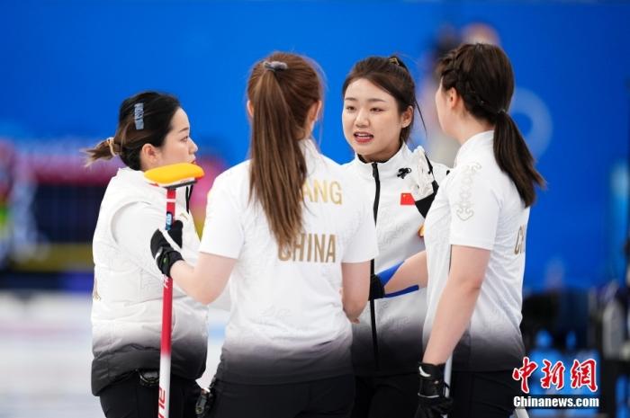 2月13日，中国队选手王芮、张丽君、韩雨、董子齐（从左至右）在比赛场上。当日，在北京国家游泳中心“冰立方”举行的北京冬奥会冰壶女子循环赛比赛中，中国队以6比5战胜韩国队。 中新社记者 崔楠 摄