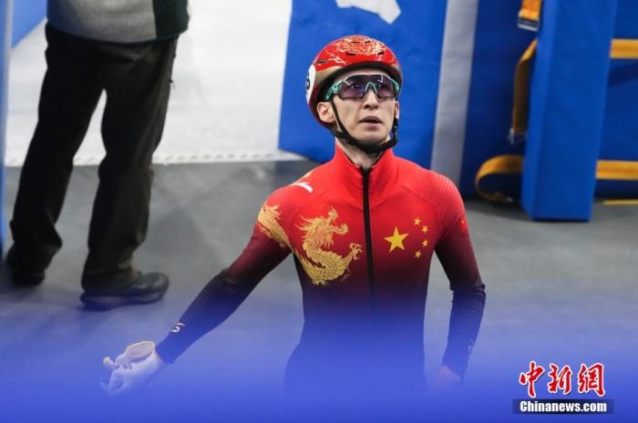 2月13日，北京2022年冬奥会短道速滑男子500米半决赛在首都体育馆举行。图为中国选手武大靖在比赛后。 中新社记者 毛建军 摄