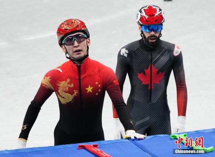 图为中国选手武大靖（左）、加拿大选手史蒂文·杜博伊斯（右）在赛后。 中新社记者 毛建军 摄