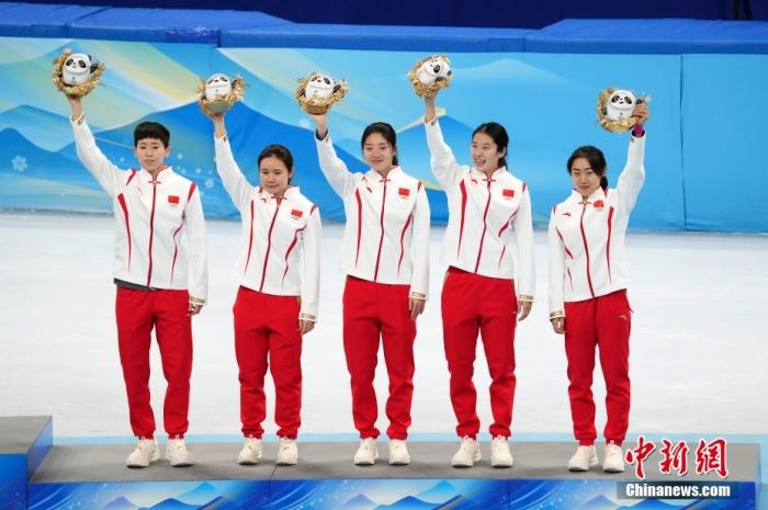 2月13日，中国队选手在颁发纪念品仪式上。当日，北京2022年冬奥会短道速滑项目女子3000米接力决赛在首都体育馆举行。中国队获得铜牌。 中新社记者 毛建军 摄