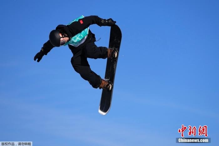 2月14日，北京冬奥会单板滑雪男子大跳台迎来资格赛角逐。中国选手苏翊鸣以155.25分的成绩，确认晋级决赛。